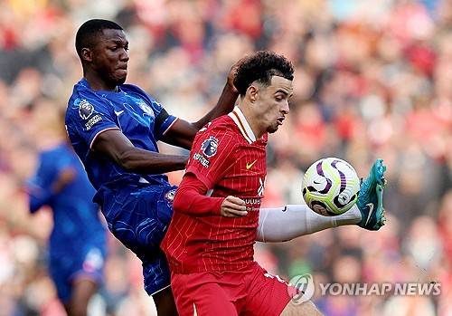 네덜란드 리그를 제패한 슬롯볼의 위력이 엄청나다. 리버풀이 첼시를 꺾고 승점 3점을 획득하면서 맨체스터 시티를 제치고 곧바로 리그 선두 자리를 탈환했다. 리버풀에 영광의 시대를 안긴 위르게 클럽 감독이 떠난 이후 아르네 슬롯 신임 감독 아래에서 팀 리빌딩에 집중할 거라는 전망과 달리 리버풀은 이번 시즌 8경기에서 7승 1무를 거두면서 맨체스터 시티의 우승 경쟁자로 여겨지고 있다.  사진 연합뉴스