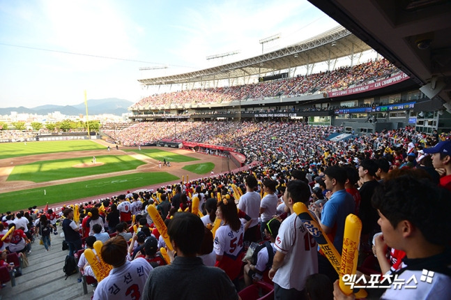 21일 광주-기아 챔피언스필드에서 열리는 2024 SOL BANK KBO 한국시리즈 1차전이 1만 9300석 모두 매진됐다. 엑스포츠뉴스 DB