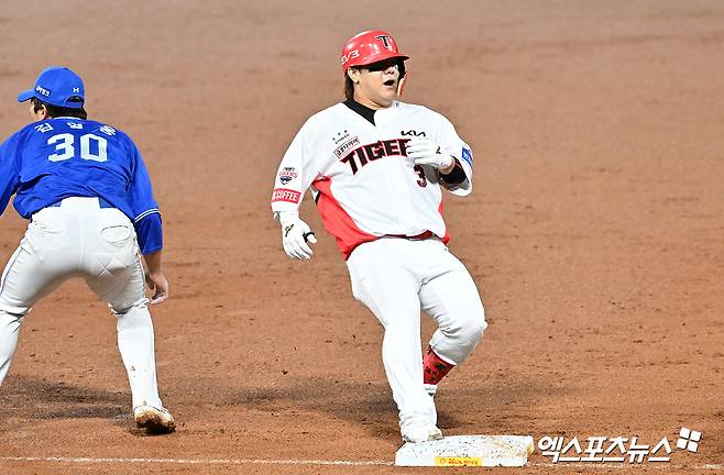 21일 오후 광주기아챔피언스필드에서 열린 '2024 신한 SOL Bank KBO 한국시리즈' 삼성 라이온즈와 KIA 타이거즈의 1차전 경기, 2회말 2사 KIA 김선빈이 3루타를 날리고 있다. 광주, 김한준 기자