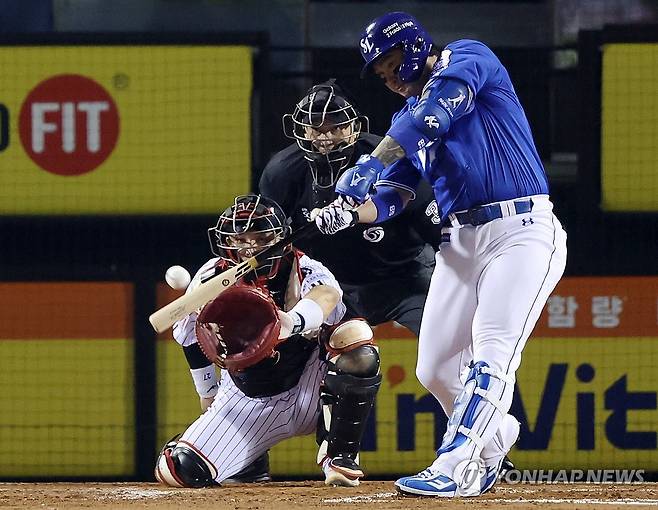 박병호 안타 (서울=연합뉴스) 김도훈 기자 = 17일 서울 잠실야구장에서 열린 2024 신한 SOL뱅크 KBO 포스트시즌 플레이오프 3차전 LG 트윈스와 삼성 라이온즈의 경기. 4회초 2사 1루 삼성 박병호가 안타를 쳐내고 있다. 2024.10.17 superdoo82@yna.co.kr