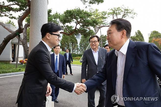 윤석열 대통령, 국민의힘 한동훈 대표와 악수 (서울=연합뉴스) 홍해인 기자 = 윤석열 대통령이 21일 서울 용산 대통령실에서 국민의힘 한동훈 대표를 만나 악수하고 있다. 2024.10.21 [대통령실 제공. 재판매 및 DB 금지] hihong@yna.co.kr