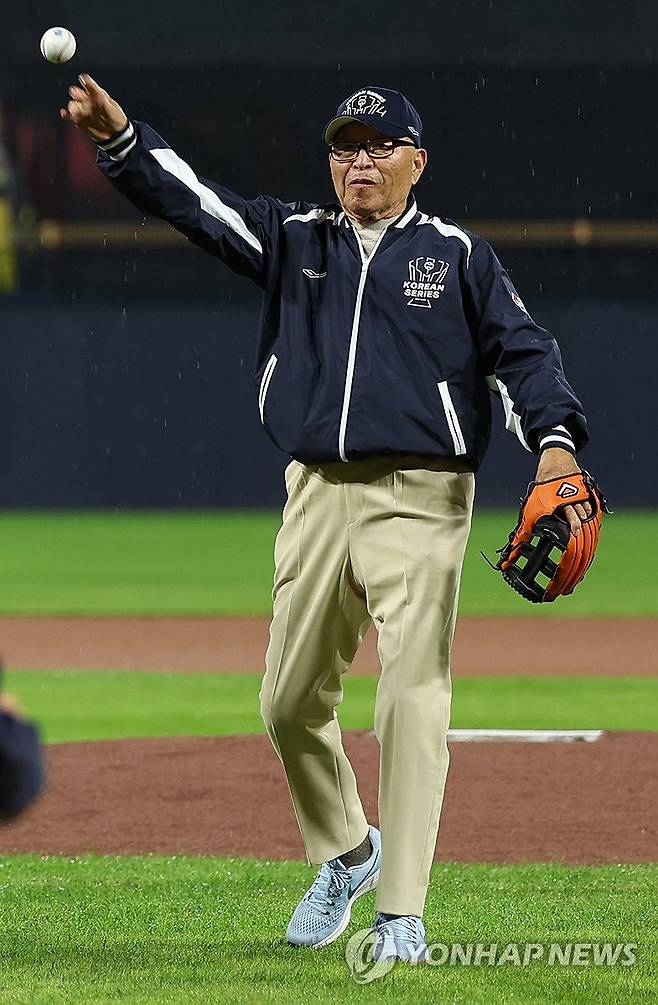 시구하는 김응용 전 감독 (광주=연합뉴스) 김도훈 기자 = 21일 광주 기아챔피언스필드에서 열린 2024 신한 SOL뱅크 KBO 포스트시즌 한국시리즈 1차전 삼성 라이온즈와 KIA 타이거즈의 경기 시작에 앞서 김응용 전 감독이 시구하고 있다. 2024.10.21 superdoo82@yna.co.kr