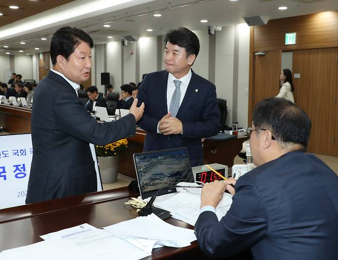 22일 오전 인천 영종도 인천국제공항공사에서 열린 국회 국토교통위원회의 인천국제공항공사, 한국공항공사, 항공안전기술원, 국립항공박물관에 대한 국정감사에서 자료 제출 문제로 권영진 여당 간사과 문석진 야당 간사가 맹성규 위원장과 상의하고 있다. (사진=공항사진기자단)