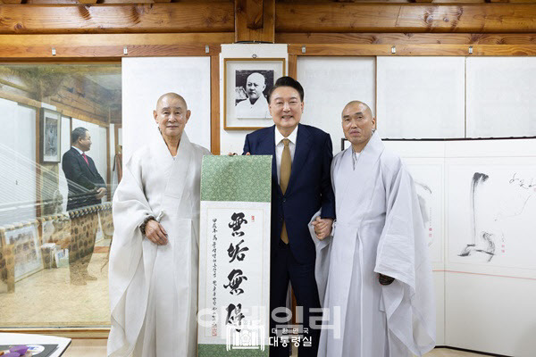 윤석열 대통령이 22일 오후 부산 금정구 범어사를 방문했다.(사진=대통령실)