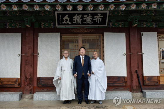 윤석열 대통령이 22일 부산 금정구 범어사를 찾아 주지 정오 스님(오른쪽), 방장 정여 스님과 함께 기념촬영을 하고 있다. 〈사진=대통령실, 연합뉴스〉