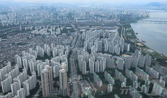 서울 송파구 롯데월드타워 스카이전망대에서 바라본 강남 3구 (강남·서초·송파구) 아파트단지. 2024.7.30/뉴스1 ⓒ News1 김도우 기자