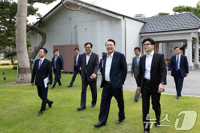 윤석열 대통령이 21일 서울 용산 대통령실 파인그라스 앞에서 한동훈 국민의힘 대표와 대화를 하고 있다. (대통령실 제공) 2024.10.21/뉴스1 ⓒ News1 송원영 기자