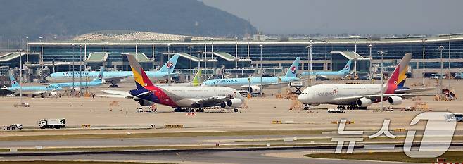 인천국제공항 활주로에 세워져 있는 대한항공과 아시아나항공 여객기. 2024.6.17/뉴스1 ⓒ News1 김진환 기자