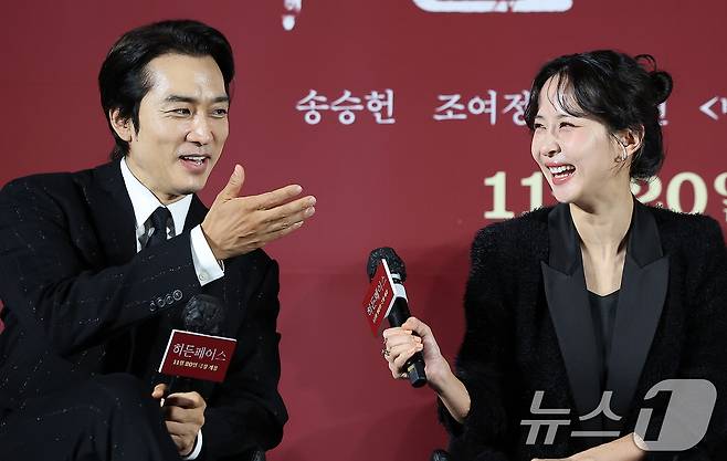 배우 송승헌과, 조여정이 22일 서울 광진구 건대 롯데시네마에서 열린 영화 '히든페이스' 제작보고회에 참석해 환하게 웃고 있다. 영화 ‘히든페이스’는 실종된 약혼녀 ‘수연’(조여정)의 행방을 쫓던 ‘성진’(송승헌) 앞에 ‘수연’ 후배 ‘미주’(박지현)가 나타나고, 사라진 줄 알았던 ‘수연’이 그들과 가장 가까운 비밀의 공간에 갇힌 채 벗겨진 민낯을 목격하며 벌어지는 색(色)다른 밀실 스릴러다. 오는 11월 20일 개봉. 2024.10.22/뉴스1 ⓒ News1 김진환 기자