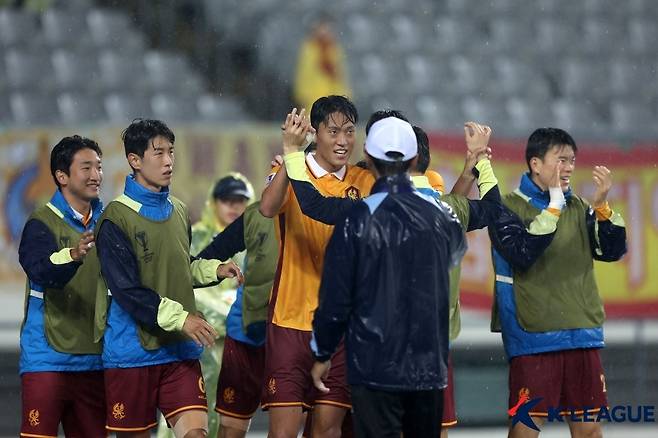 기뻐하는 광주 선수들(한국프로축구연맹 제공)