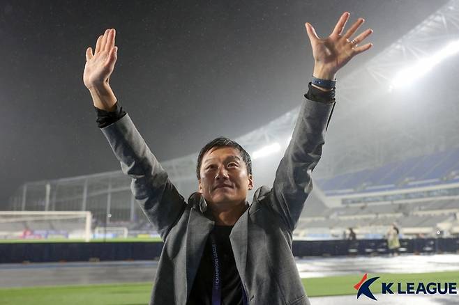 인사하는 광주FC 이정효 감독. 제공 | 한국프로축구연맹