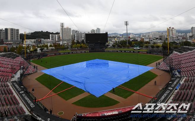 22일 광주 기아챔피언스필드에서 열릴 한국시리즈 1차전 KIA 타이거즈와 삼성 라이온즈의 서스펜디드 경기. 구단 관계자들이 비에 젖은 그라운드를 정비하고 있다. 광주=박재만 기자 pjm@sportschosun.com/2024.10.22/