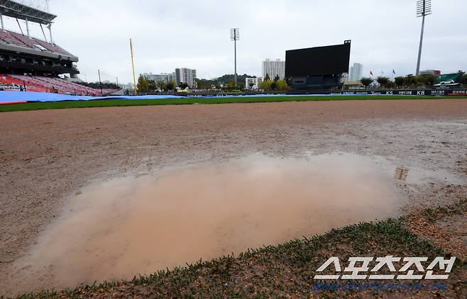 22일 광주 기아챔피언스필드에서 열릴 한국시리즈 1차전 KIA 타이거즈와 삼성 라이온즈의 서스펜디드 경기. 구단 관계자들이 비에 젖은 그라운드를 정비하고 있다. 광주=박재만 기자 pjm@sportschosun.com/2024.10.22/