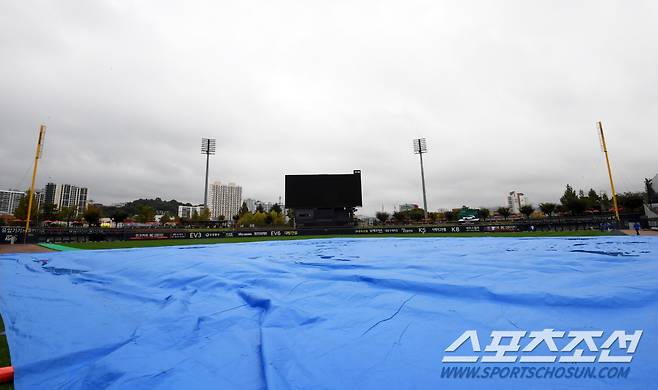 22일 광주 기아챔피언스필드에서 열릴 예정이던 한국시리즈 1차전 KIA 타이거즈와 삼성 라이온즈의 경기가 우천 순연됐다. 광주=박재만 기자 pjm@sportschosun.com/2024.10.22/