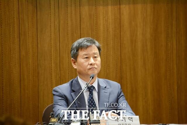 박기덕 고려아연 대표이사가 22일 서울 중구 코리아나호텔에서 기자회견을 열고 MBK 파트너스·영풍 연합이 시장 질서 교란행위를 반복했다며 책임을 묻겠다는 입장을 밝혔다. /김태환 기자