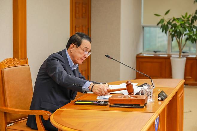 노동진 수협중앙회장이 22일 송파구 수협중앙회 본사에서 전국 회원조합 부실채권 정리를 위한 자회사 설립 출자 안건을 의결한 후 의사봉을 두드리고 있다. /수협중앙회 제공