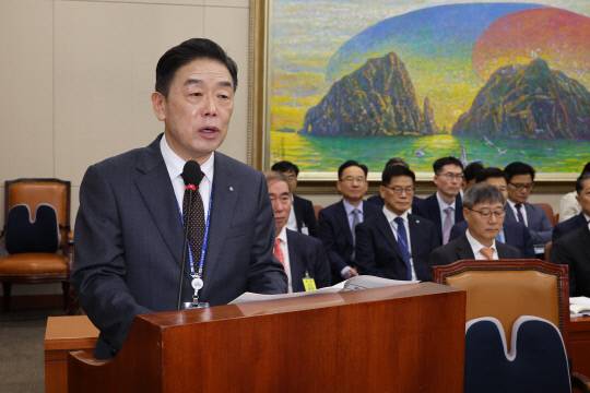 김형석 독립기념관장이 22일 열린 서울 여의도 국회 정무위원회의 국가보훈부, 독립기념관 등의 국정감사에서 업무보고를 하고 있다. 연합뉴스