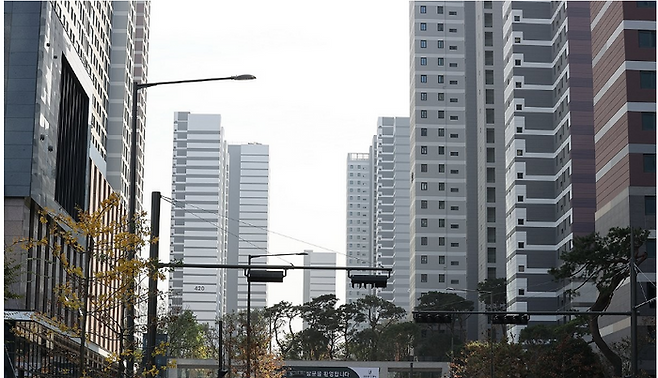 1만2032가구 규모로 국내 최대 재건축 사업으로 불리는 서울 강동구 올림픽파크포레온(둔촌주공 재건축)이 공사비 분쟁에 휘말리며 다음 달 입주가 불투명해졌다.ⓒ연합뉴스