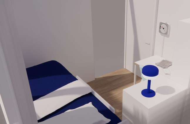 ⓒ침대에 누웠을 때 방문 너머의 거실의 모습을 볼 수 있는 배치