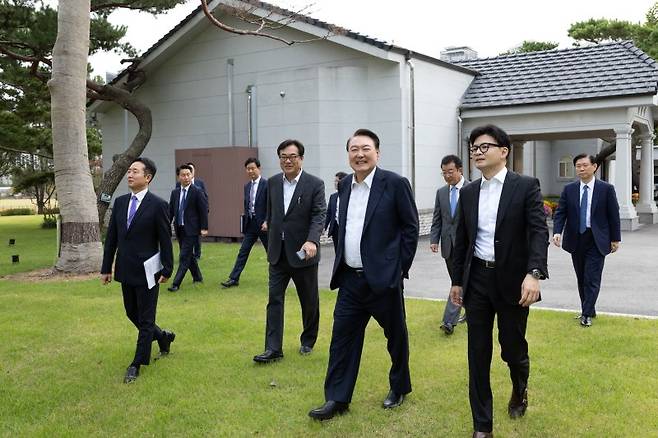 윤석열 대통령이 지난 21일 서울 용산 대통령실 파인그라스 앞에서 한동훈 국민의힘 대표와 대화를 하고 있다. (대통령실 제공) /사진=뉴스1