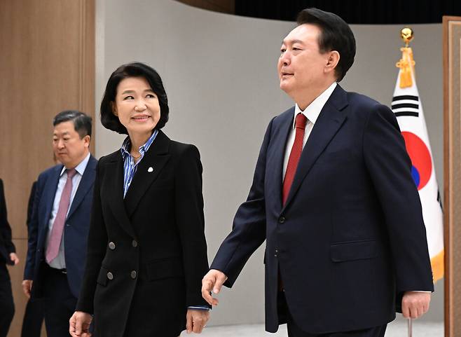 윤석열 대통령이 지난 8월 1일 서울 용산 대통령실 청사에서 신임 이진숙 방송통신위원회 위원장에게 임명장을 수여 한 뒤 환담장으로 향하고 있다. 대통령실사진기자단