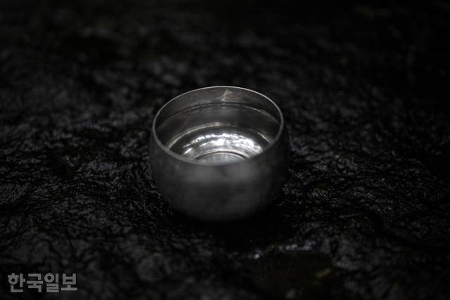 지난달 7일 강원 평창군 대관령면 기도터에 있는 정화수 한 그릇. 하상윤 기자