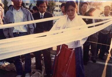 정순덕 만신이 1996년 경기 고양시 금정굴 아래에서 양민학살 피해자들의 진혼굿을 주관하는 모습. 6·25 전쟁 때인 1950년 금정굴에서 경찰에 의해 민간인 100여 명이 학살됐다. 정순덕씨 제공