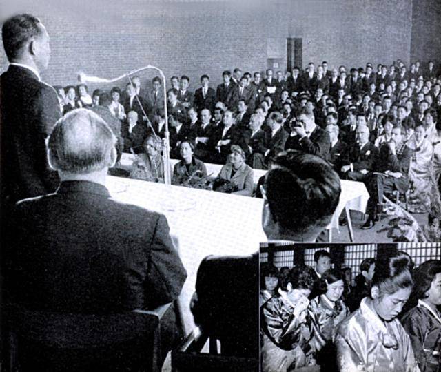 1964년 12월 독일을 방문한 고 박정희 대통령이 파독광부와 간호사들을 격려하고 있다. 오른쪽 아래 작은 사진은 눈물을 흘리는 간호사들. 한국일보 자료사진