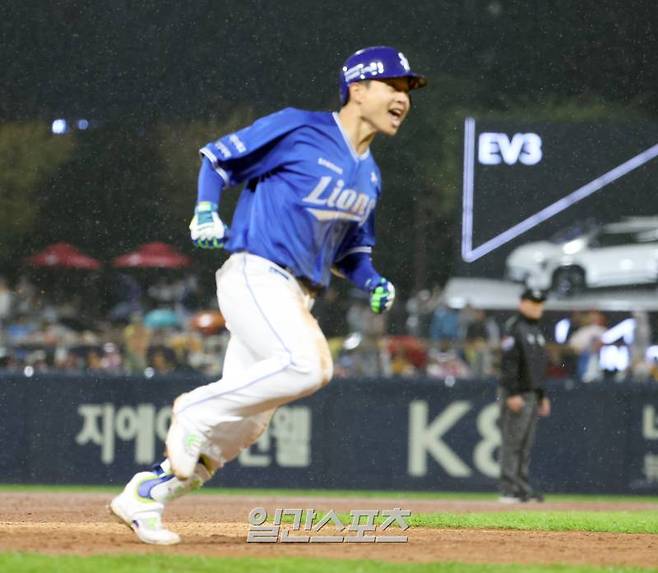 2024 신한 쏠뱅크 KBO 한국시리즈 1차전 삼성과 KIA의 경기가 21일 오후 광주 기아챔피언스필드에서 열렸다. 삼성 김헌곤이 6회 KIA 선발 네일을 상대로 우월 1점홈런을 날리고 질주하고있다. 광주=정시종 기자 capa@edaily.co.kr /2024.10.21.