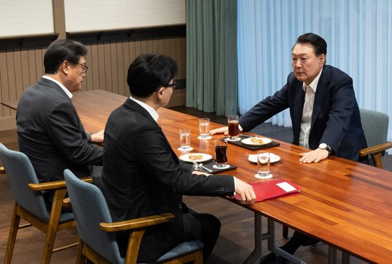 윤석열 대통령이 21일 서울 용산 대통령실 앞 파인그라스에서 국민의힘 한동훈 대표를 만나 대화하고 있다. 연합뉴스