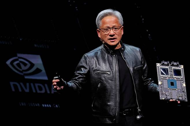 젠슨 황 엔비디아 최고경영자(CEO)가 지난 6월 대만 타이베이 국립대만대 종합체육관에서 열린 ‘컴퓨텍스 2024’ 기조연설에서 최신 AI가속기 ‘블랙웰’ 제품을 선보이고 있다. 연합뉴스