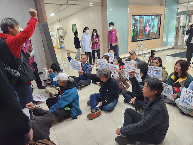 지난 10월 14일 경기 동두천시청에서 성병관리소 철거를 반대하는 시민들이 시장 면담을 요구하고 있다. 이들은 “미군 기지촌 위안부 여성들의 인권과 존엄을 회복하라”고 구호를 외쳤다. 이혜리 기자