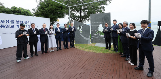 A monument to commemorate North Korean defectors who lost their lives trying to escape the regime is unveiled at a ceremony in Paju, Gyeonggi, near the inter-Korean border on Thursday. Unification Minister Kim Yung-ho, Peaceful Unification Advisory Council Secretary-General Tae Yong-ho and some 60 defectors attended the ceremony. [NEWS1]