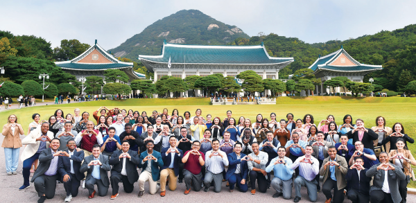 대한민국 대통령의 집무공간이었던 청와대를 탐방한 하나님의 교회 제80차 해외성도방문단. 하나님의교회 세계복음선교협회 제공