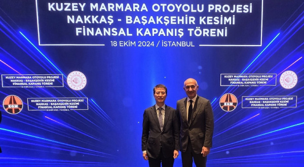 Samsung C&T CEO Oh Se-chul (left) and Rönesans Holding Chairman Erman Ilicak at the signing ceremony for the Nakkaş-Başakşehir highway project in Turkey. (Samsung C&T)