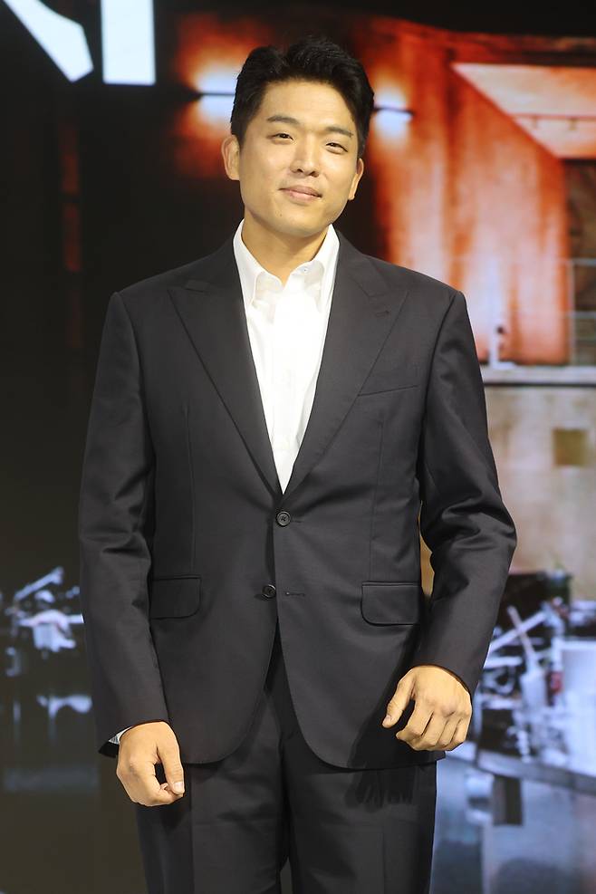 국내 유일 미슐랭 3스타 레스토랑 ‘모수’의 안성재 셰프가 11일 서울 종로구 JW메리어트 동대문 스퀘어에서 열린 넷플릭스 예능 ‘요리 계급 전쟁 흑백요리사’ 제작발표회에서 포즈를 취하고 있다.