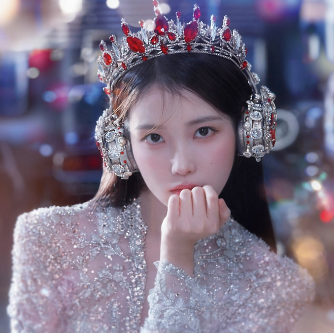 가수 아이유의 2024년 월드투어 콘서트 포스터. [사진 = 이담엔터테인먼트]