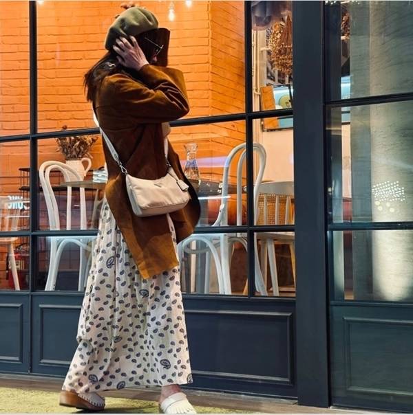 배우 서정희가 22일 자신의 SNS를 통해 멋스러운 가을 패션을 선보이며 근황을 전했다. 이번 게시물에서 서정희는 특유의 세련된 분위기를 자랑하며 고급스러운 감각을 담은 패션을 공개했다. 사진 = SNS