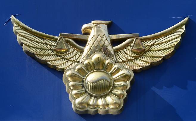 한 온라인 커뮤니티에 경기 부천시 부천역에서 살인을 저지르겠다는 글이 올라와 경찰이 수사에 나섰다. 사진은 경찰 로고. /사진=뉴스1