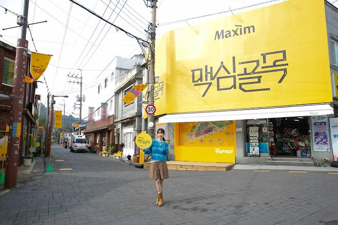 동서식품은 모카골드 브랜드를 앞세워 다양한 체험형 공간을 운영해 왔다. 기존에 운영한 팝업스토어 5차례 누적 방문객은 36만여명에 달한다. 동서식품 맥심모카 골드 모델 배우 박보영이 전북 군산시 맥심골목에서 사진을 촬영하고 있다. /사진=동서식품