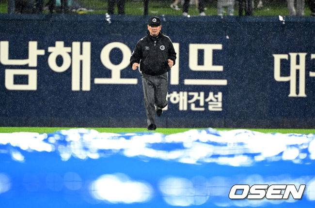 [OSEN=광주, 이대선 기자] 한국시리즈 사상 최초로 우천 서스펜디드 경기가 생겼다.&nbsp;21일 광주-기아 챔피언스필드에서 열린 2024 프로야구 한국시리즈 1차전이&nbsp;많은 비로 인해 경기를 완성하지 못했다. 6회초 삼성이 1-0으로 앞선 가운데 경기가 중단됐다. 비는&nbsp;끝내 그치지 않았고 서스펜디드를 선언했다. 양팀은 22일 오후 4시부터&nbsp;나머지 경기를 치른다. 포스트시즌 사상 첫 서스펜디드 경기였다.&nbsp;&nbsp;&nbsp;그라운드를 점검한 심판진이 중단을 선언하고 있다. 2024.10.21 / sunday@osen.co.kr