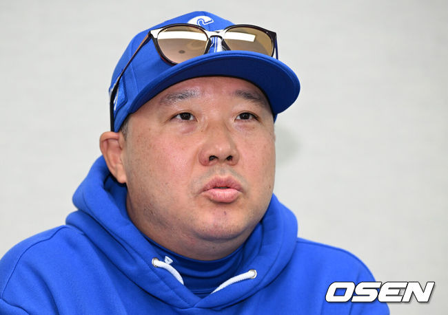 [OSEN=광주, 이대선 기자] 21일 광주 기아챔피언스필드에서 2024 신한 SOL뱅크 KBO 한국시리즈 1차전 KIA 타이거즈와 삼성 라이온즈의 경기가 열렸다.KIA는 네일, 삼성은 원태인을 선발 투수로 내세웠다.경기에 앞서 삼성 박진만 감독이 인터뷰를 하고 있다. 2024.10.21 / sunday@osen.co.kr