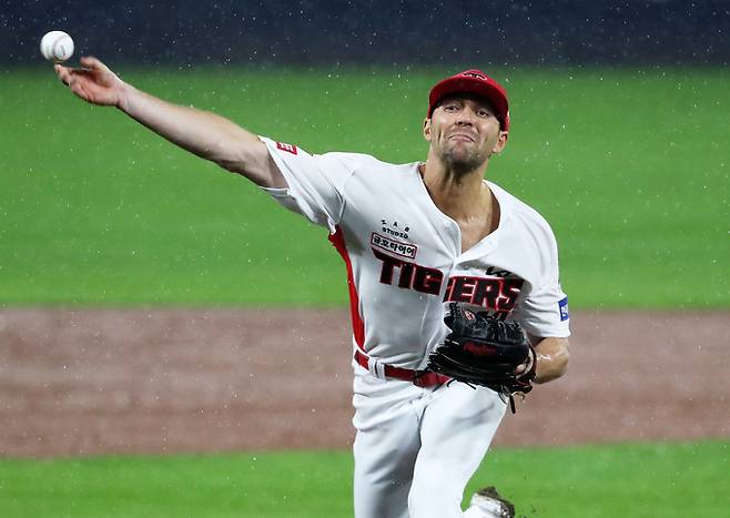 21일 오후 광주 기아챔피언스필드에서 열린 프로야구 '2024 신한 SOL 뱅크 KBO 포스트시즌' 한국시리즈 1차전 삼성 라이온즈와 KIA 타이거즈의 경기, 5회초 KIA 선발투수 네일이 빗 속 역투하고 있다. 뉴스1