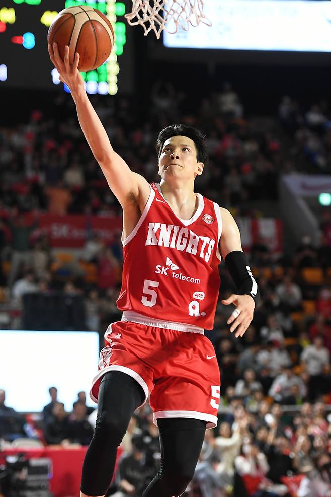 레이업하는 서울 SK 김선형. KBL 제공