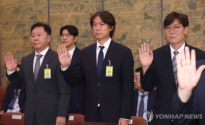 국회 문화체육관광위원회 이기헌 더불어민주당 의원이 22일 국회에서 열린 문화체육관광부 산하·유관기간 대상 국정감사에서 이 기술이사를 고발해달라고 전재수(더불어민주당) 문체위 위원장에게 요청했다.&nbsp;  사건을 지난달 24일로 거슬러 올라간다. 이 기술이사는 당시 24일 문체위 축구협회 현안 질의에 증인으로 참석했다.&nbsp;여기서 이 이사는 홍명보 감독을 독대했다고 했지만, 최영일 축구협회 부회장이 동행한 것으로 알려져 위증죄로 고발을 요청당했다. 연합뉴스