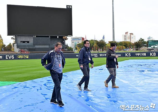 22일 오후 광주기아챔피언스필드에서 열릴 예정인 '2024 신한 SOL Bank KBO 한국시리즈' 삼성 라이온즈와 KIA 타이거즈의 1차전 서스펜디드 경기, 임채섭 경기감독관과 김시진 경기운영위원장이 그라운드 상태를 확인하고 있다. 결국 22일 서스펜디드 경기와 2차전 모두 23일로 우천 순연됐다. 광주, 김한준 기자