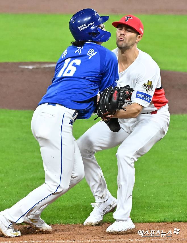 21일 오후 광주기아챔피언스필드에서 열린 '2024 신한 SOL Bank KBO 한국시리즈' 삼성 라이온즈와 KIA 타이거즈의 1차전 경기, 3회초 1사 3루 KIA 네일이 삼성 김헌곤의 타구를 잡아 류지혁을 태그아웃 시키고 있다. 광주, 김한준 기자