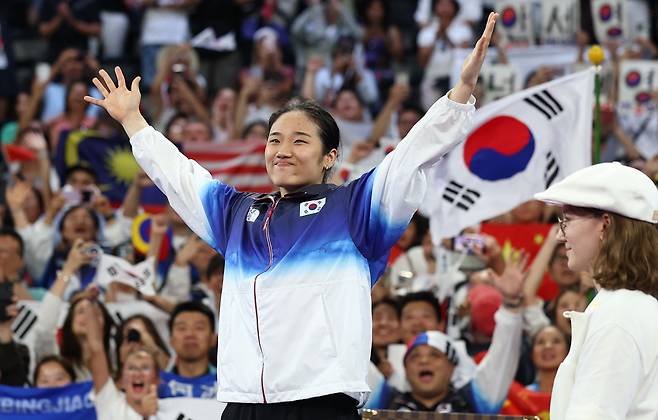 Se-young Ahn is cheering with her arms raised on top of the sasingdae after winning the gold medal in the badminton women's singles at the 2024 Paris Summer Olympics last August. Yonhap News