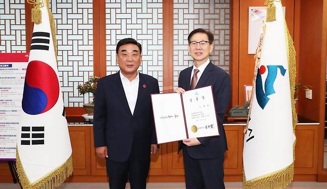 이정일 울산시 신임 국제관계대사(오른쪽)와 김두겸 울산시장 [울산시 제공. 재판매 및 DB 금지]