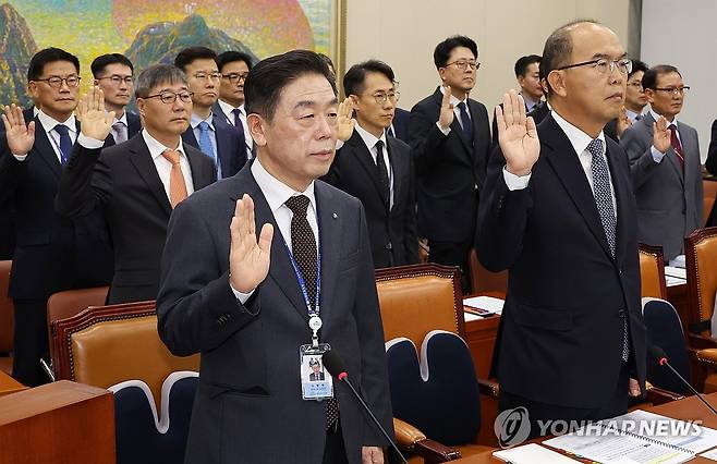 선서하는 김형석 독립기념관장 (서울=연합뉴스) 김주형 기자 = 22일 열린 국회 정무위원회의 국가보훈부, 독립기념관 등의 국정감사에서 김형석 독립기념관장(앞줄 왼쪽)이 선서하고 있다. 2024.10.22 kjhpress@yna.co.kr